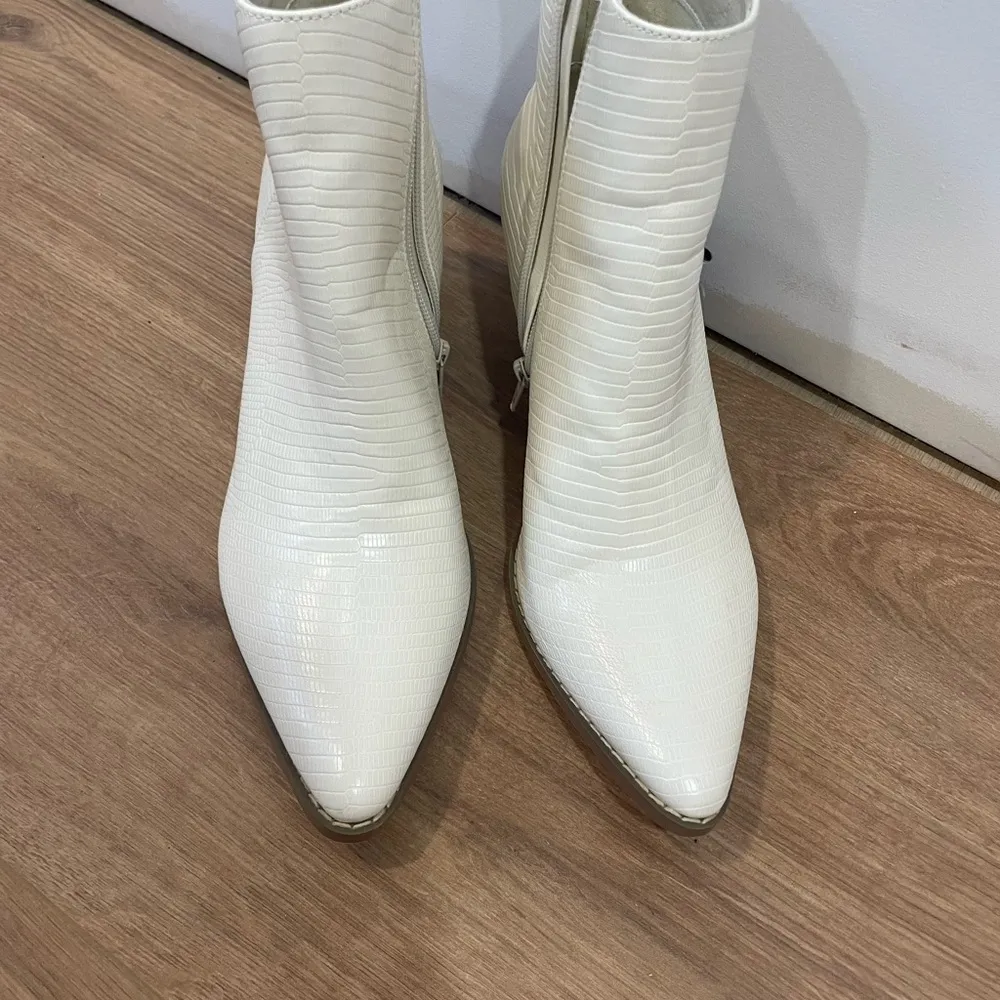 Lulus pointy toe boots sz 8.5 White - Image 2