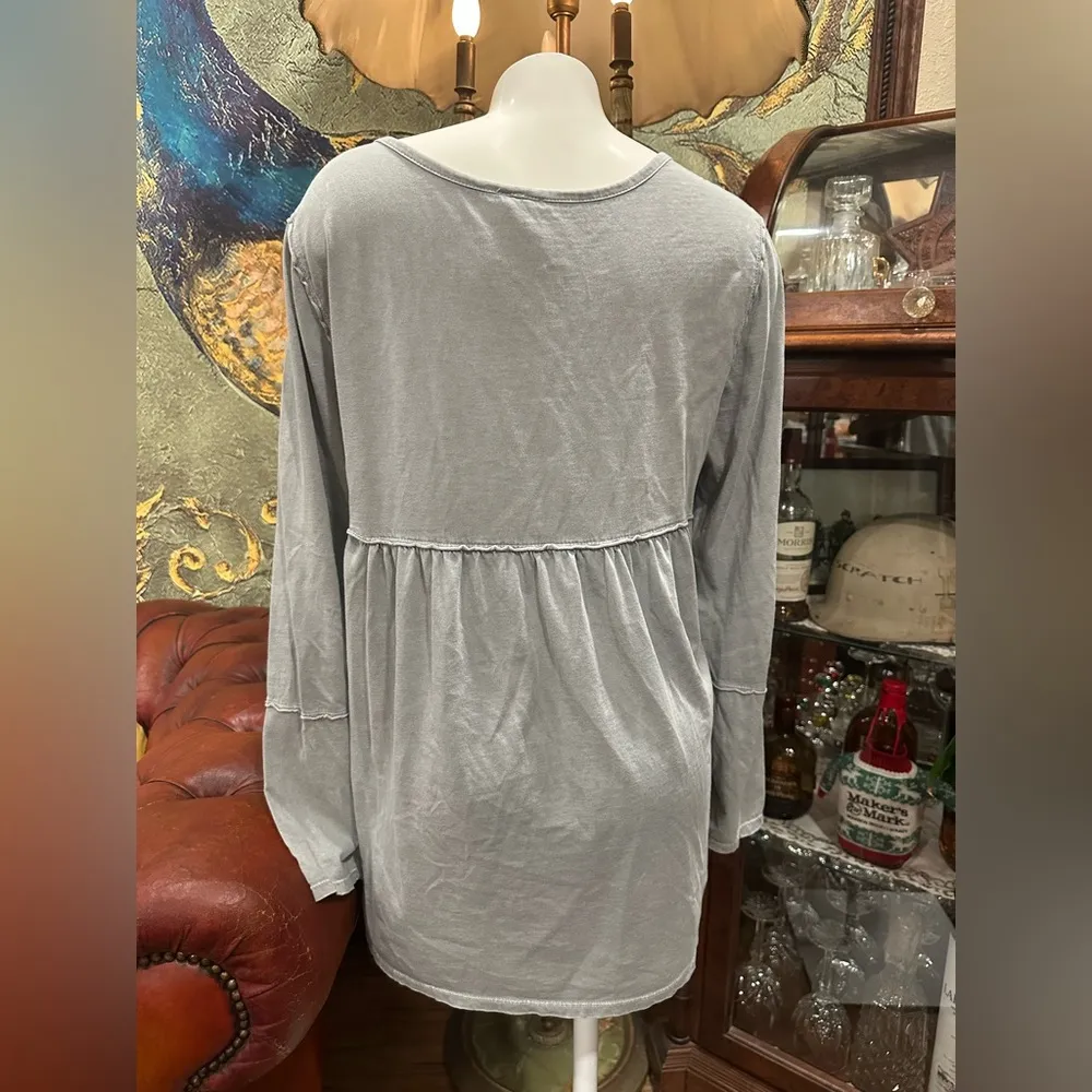 EUC CABLE & GAUGE Chic Gray Tunic Top with Elegant Design - Image 3
