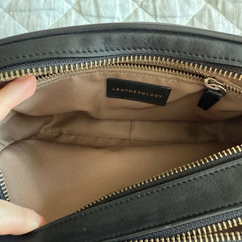 Leatherology meadow double zip camera bag Black - Image 5