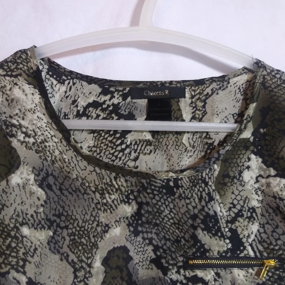 Chances R Neutral Snakeskin Print Cuffed Short Sleeve Top MobWife Size L Black Size L - Image 2
