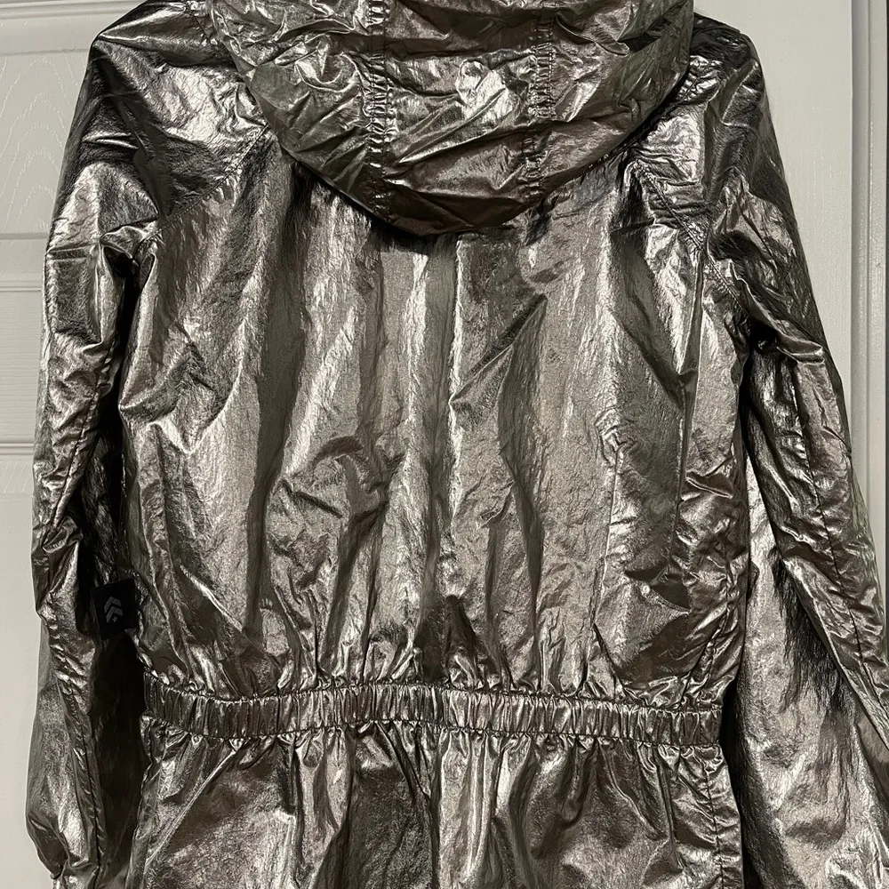 Lululemon stronger as one jacket - Image 5