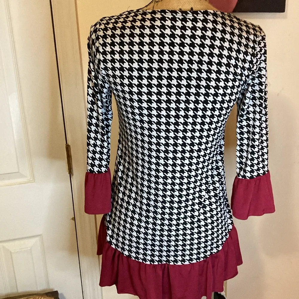 Houndstooth and Crimson Women’s size Medium Blouse top Black - Image 2