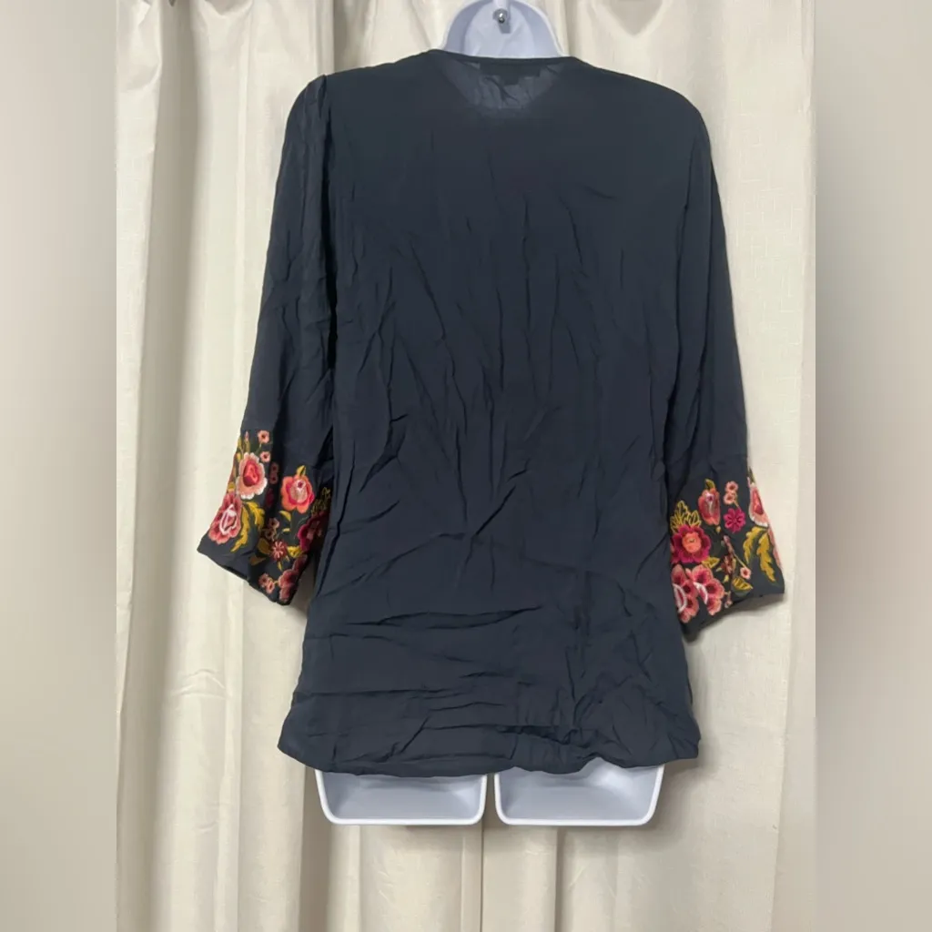 Andree By Unit Women’s Floral Embroidered Top Size Small - Image 2