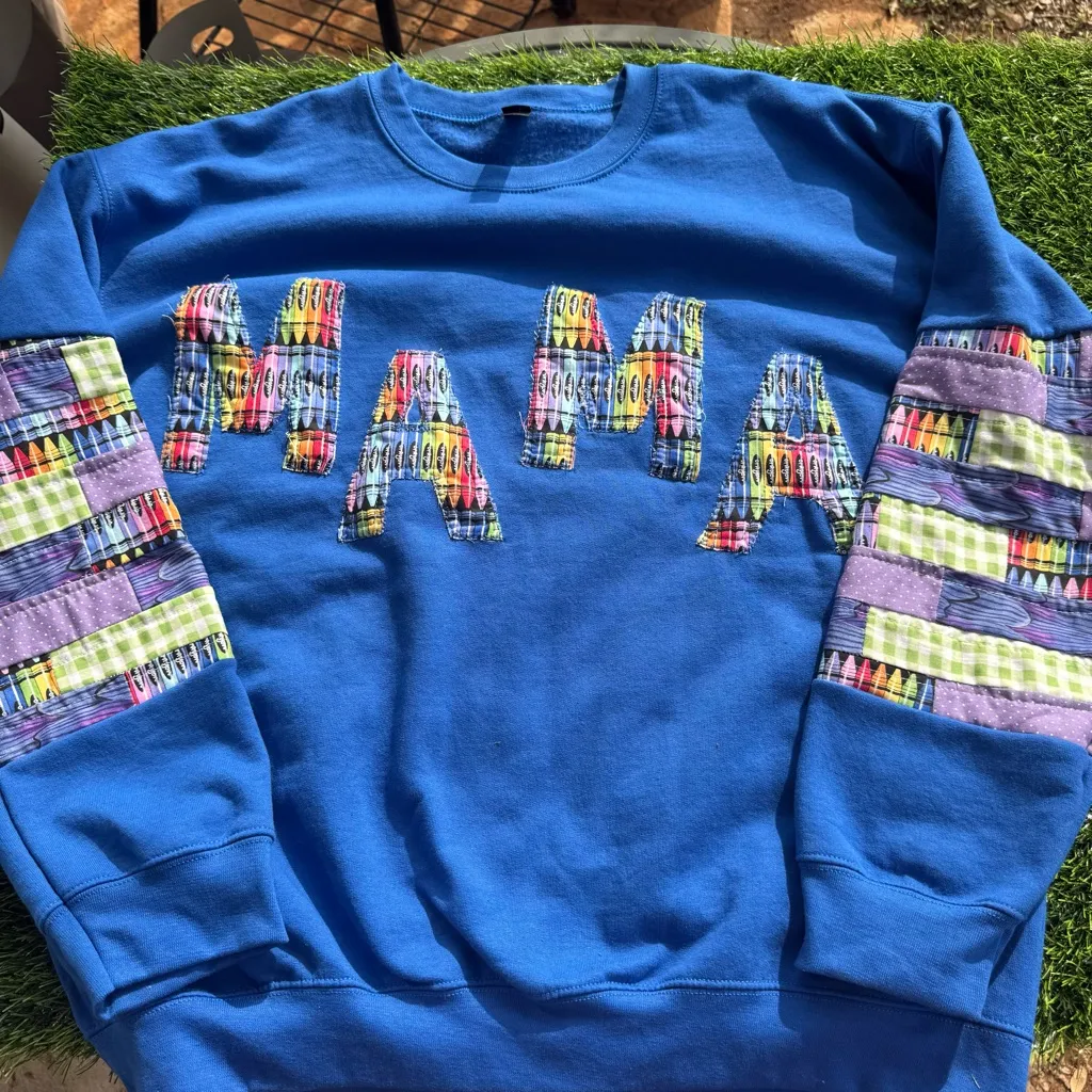 Gildan Blue Mama Sweatshirt with Colorful Crayon Patchwork Pattern Size Large - Image 5