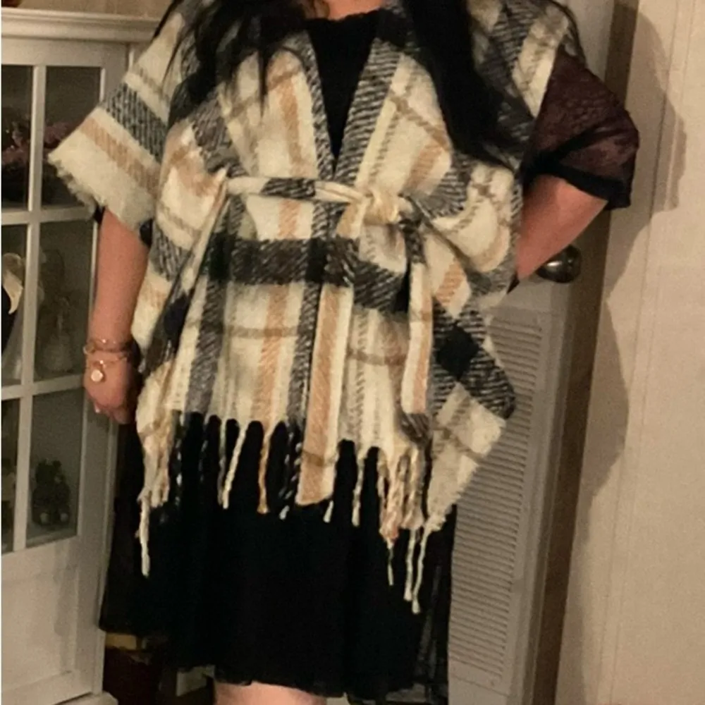 Liz Claiborne lightweight plaid poncho/shawl. Fits most. 35” length at longest - Image 4