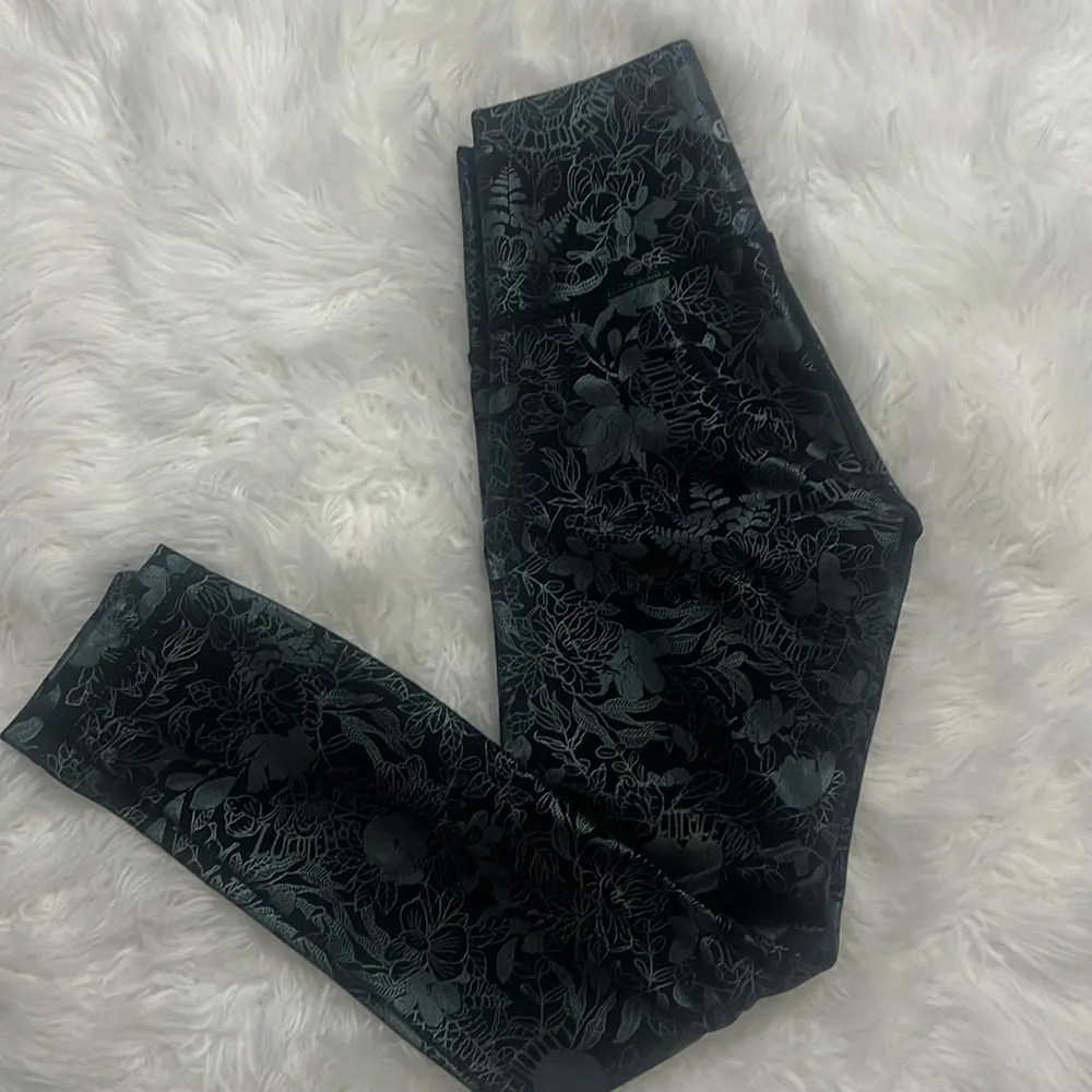 Lululemon Wunder Under HR Tight 25” Shine size 4 - Image 8