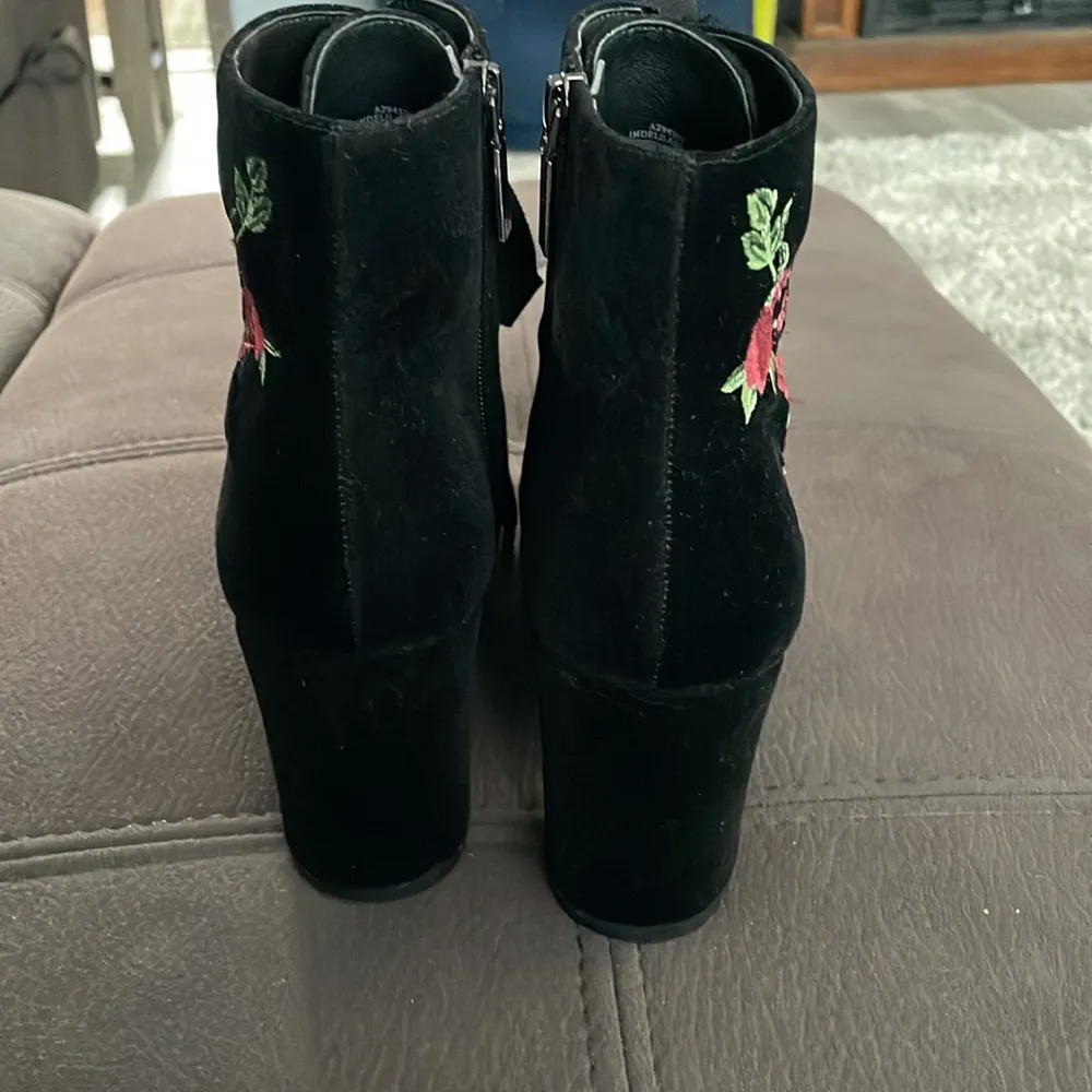 ISAAC MIZRAHI NWOT Black with Flower Design Velour Style Heeled Booties Size 9 - Image 4