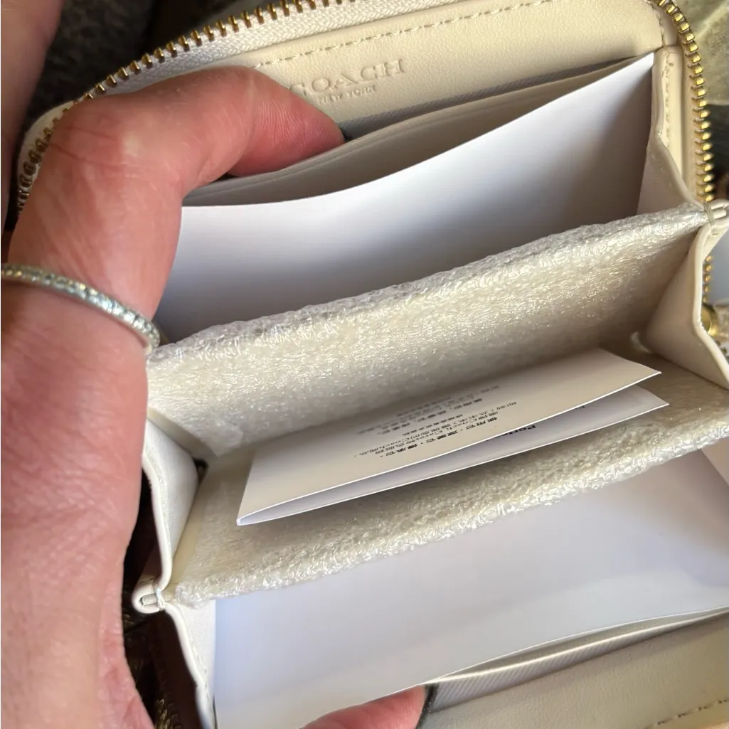 Coach Authentic  1941 Nappa leather Heart zip around 3 compartments wallet. - Image 9