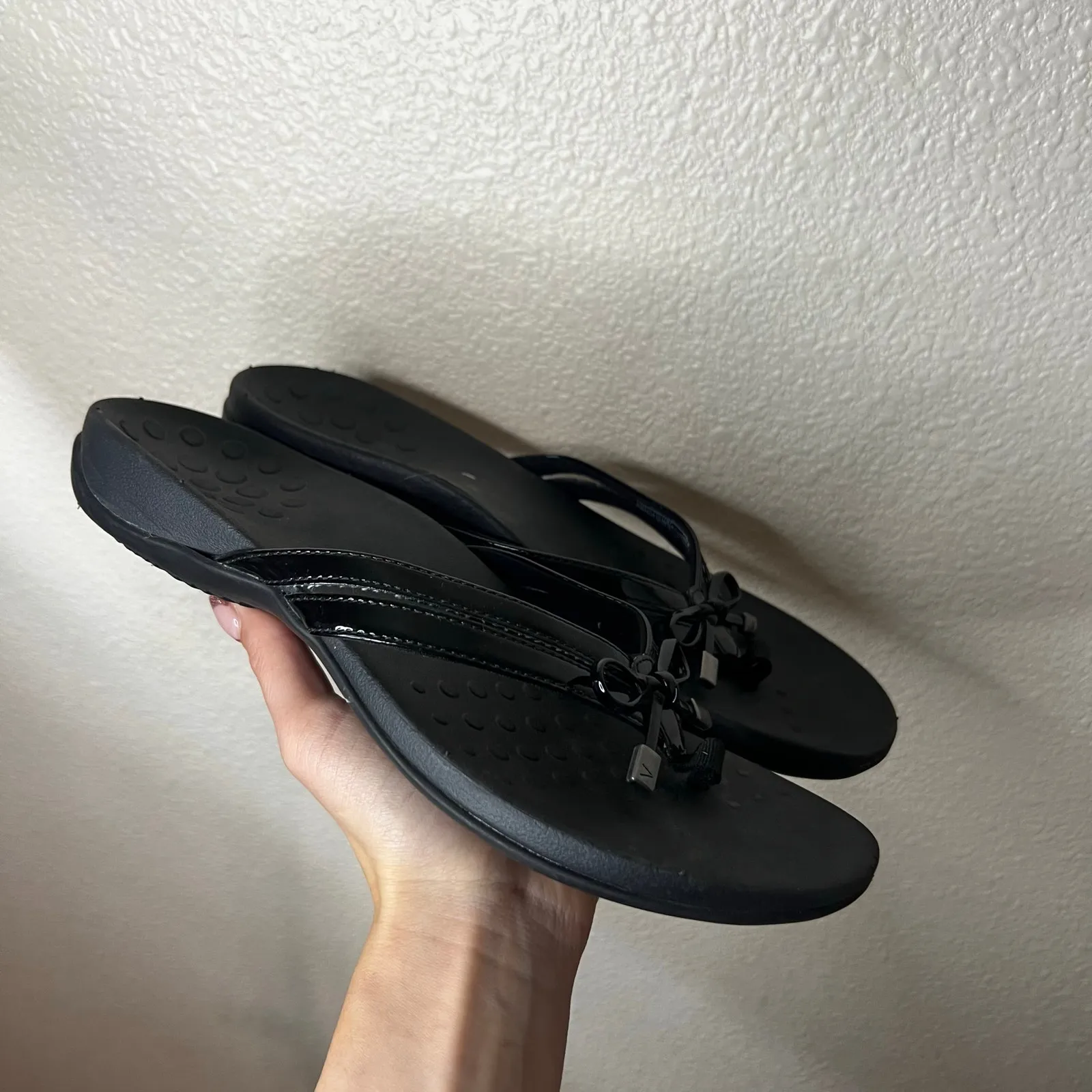 Vionic Bella X Black Patent Leather Orthopedic Flip Flop Sandals 9 - Image 2