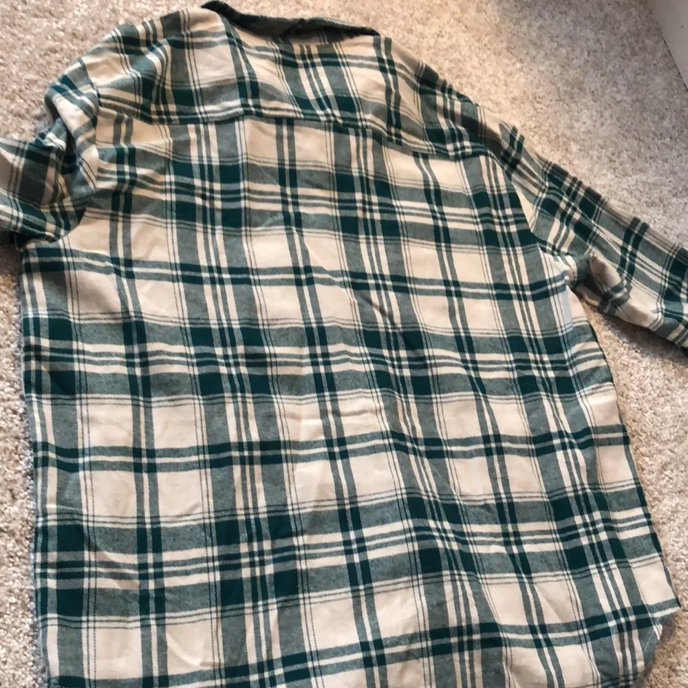 New Old navy plaid flannel shirt, size petite medium - Image 8