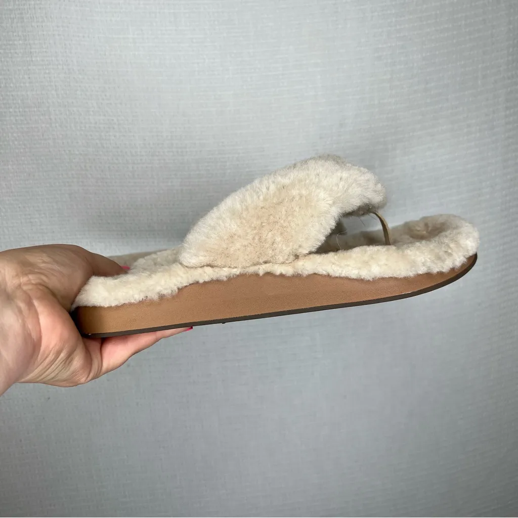 OluKai | Size‎ 9 Woman’s Tan Fuzzy Sandals Stipper Thong - Image 4