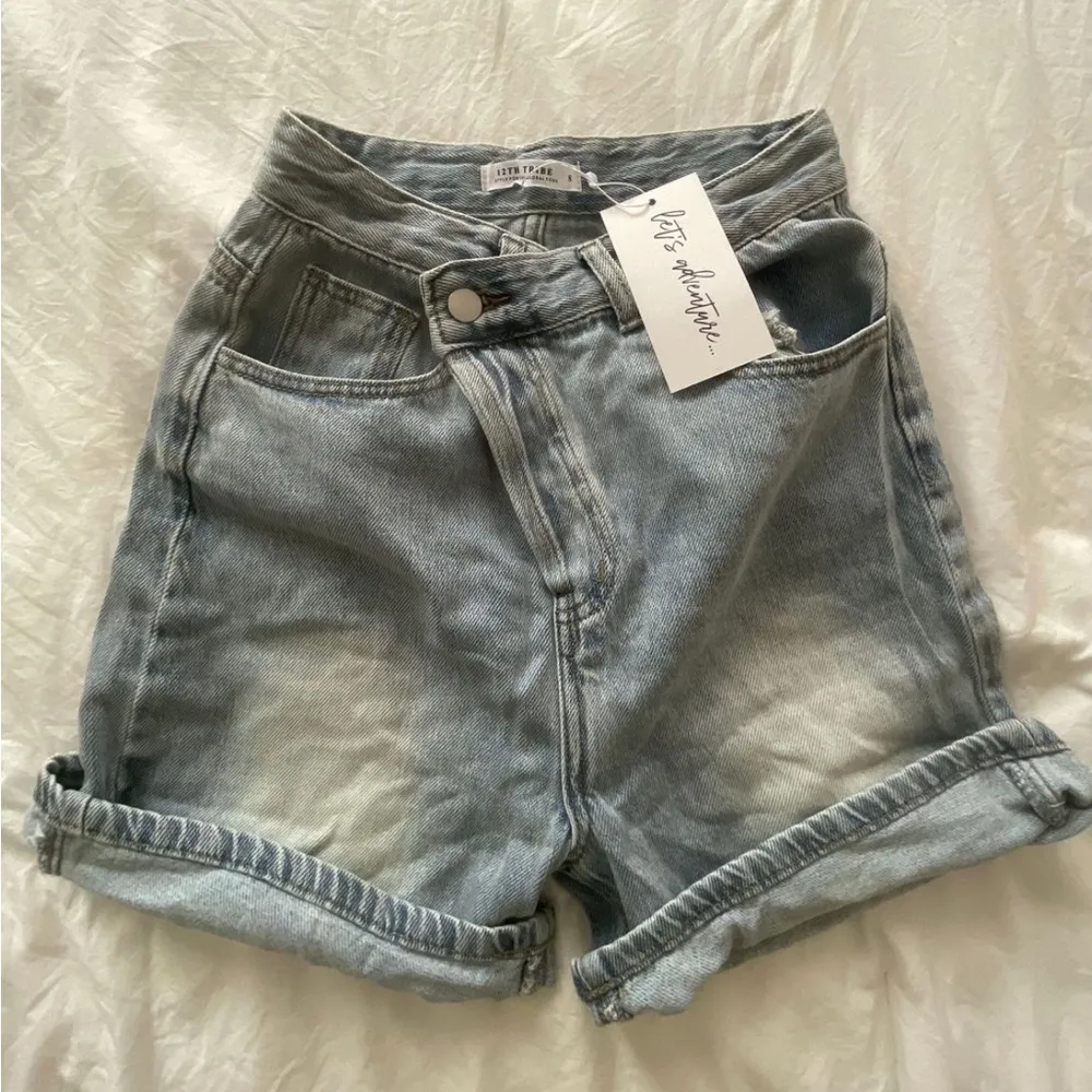 asymmetric waist jean shorts - Image 3