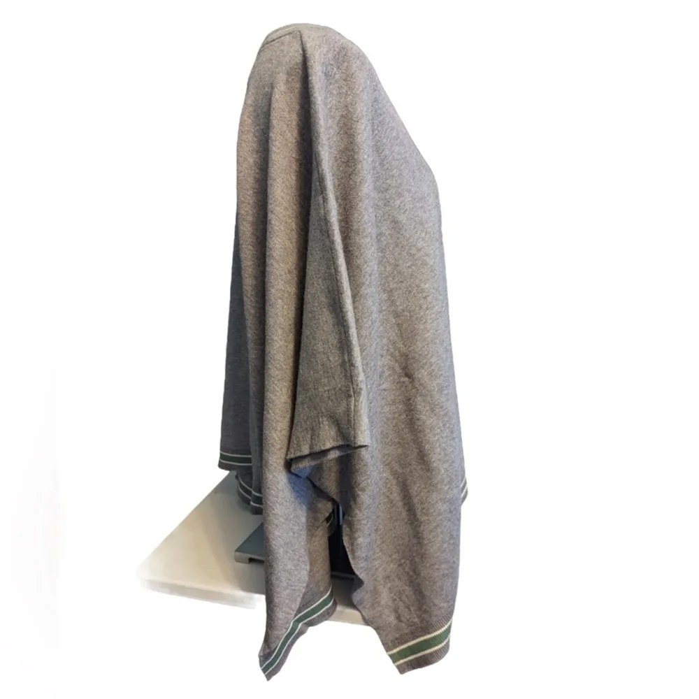 House of Harlow 1960 Grey V-Neck Poncho - Image 8