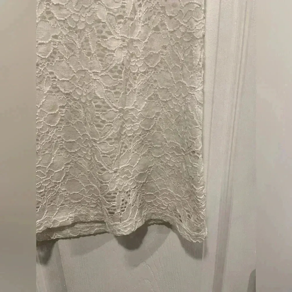 Maurice’s White Lace Stretch Short Sleeve Tree Sheer Pullover Scoop Neck Size S - Image 3