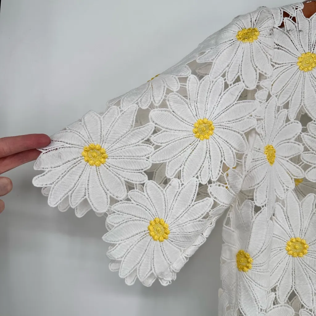 Gracia Daisy Applique Cutout Cropped Blouse size Large Short Sleeves Top Shirt - Image 4