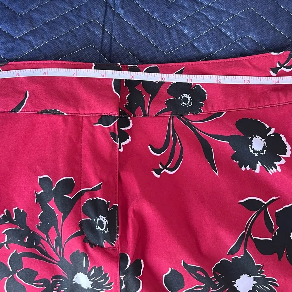 Izod golf women’s skort. Black/red floral. Size 6 - Image 8