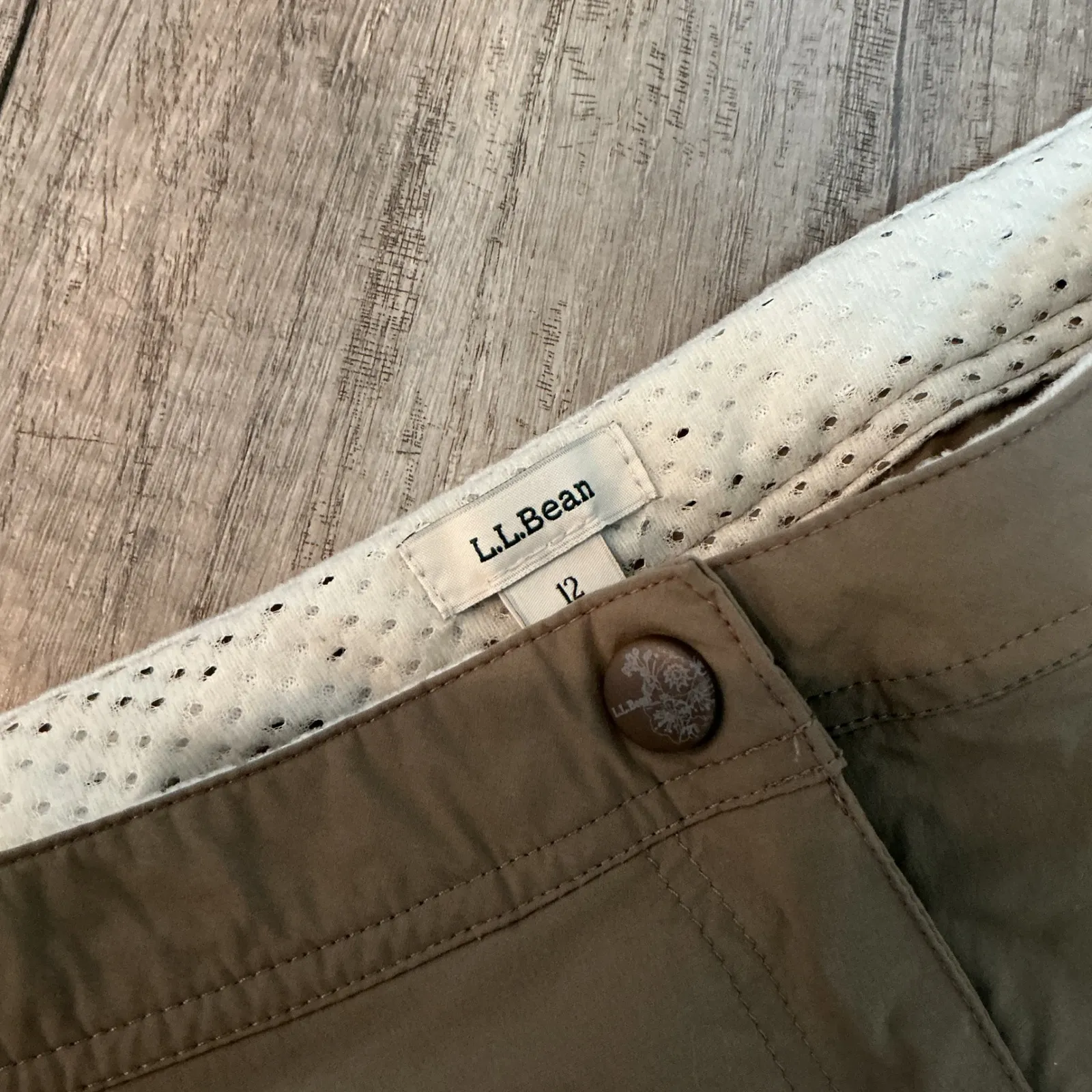 LLBean Women's Size 12‎ Khaki Zip Pocket Hiking Outdoor Shorts Lightweight Brown - Image 3