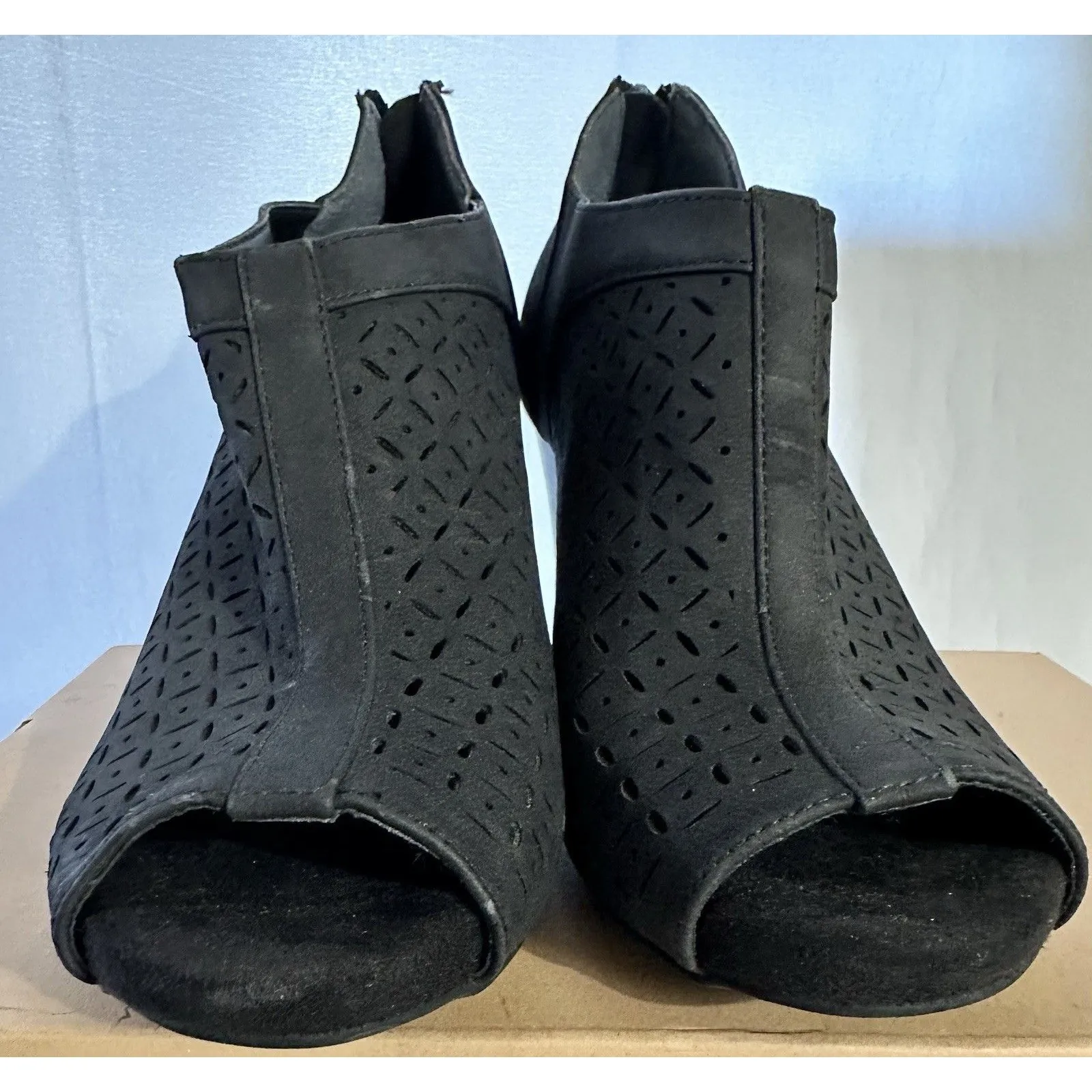 Giani Bernini Alanny Perforated Black Booties Peep Toe Block Heel Shoes Sz 8.5 - Image 7