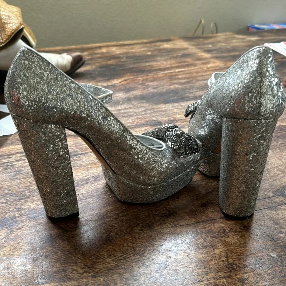 Alice + Olivia Gizelle Silver Glitter Heels
Size 7.5 or 38.5 - Image 9