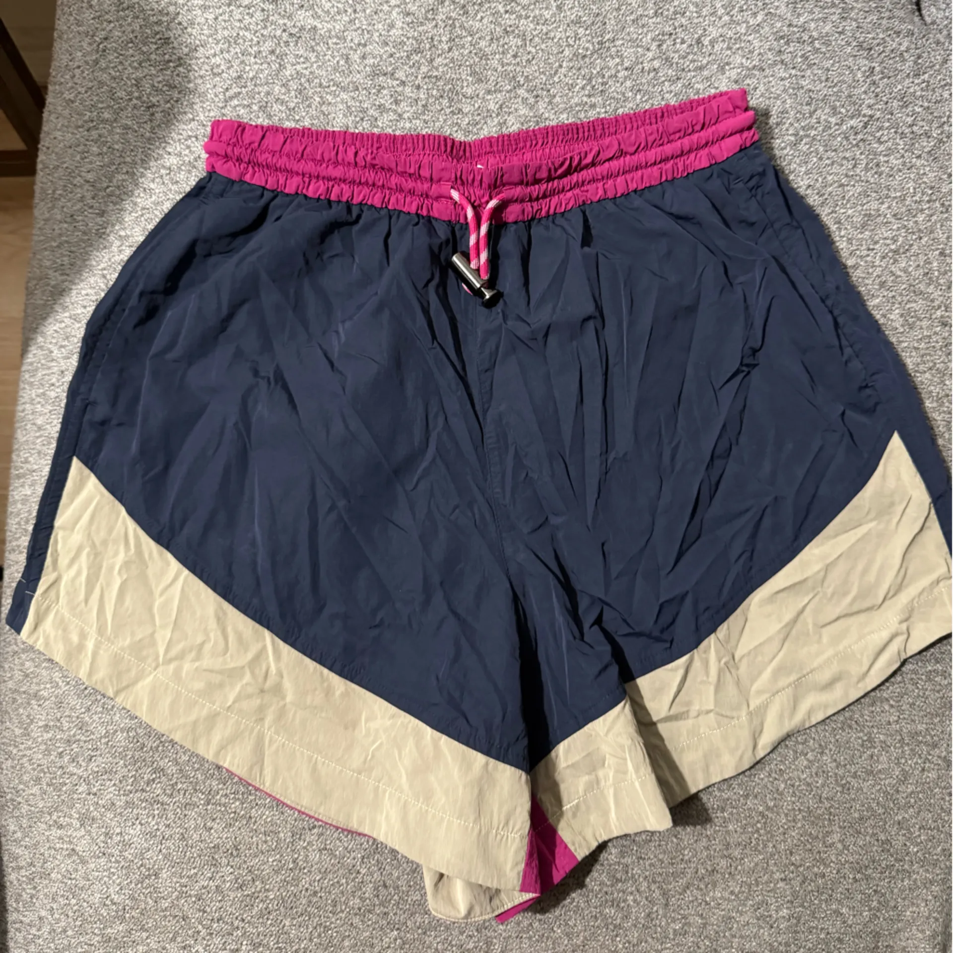 Lululemon Evergreen Short
Ripened Raspberry / Cafe Au Lait / True Navy Size 4 - Image 3
