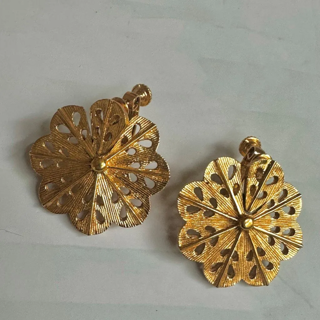 Vendome Vintage Gold Tone Filigree Floral Clip - Image 3