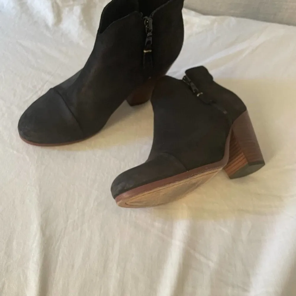 rag & bone Margot leather bootie black metal zip and brown heel. - Image 3