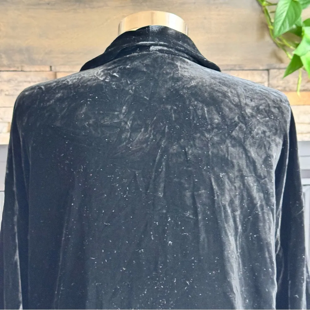 GAP Black Velvet Blazer with Notched Lapels - Image 4