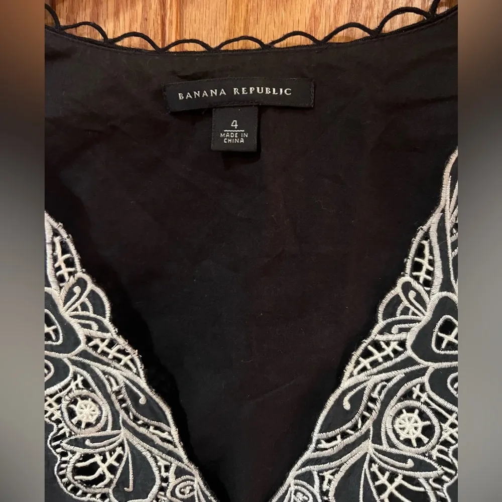Banana Republic Black Embroidered Sleeveless V-Neck Silk Blouse Tunic Top Size 4 - Image 4