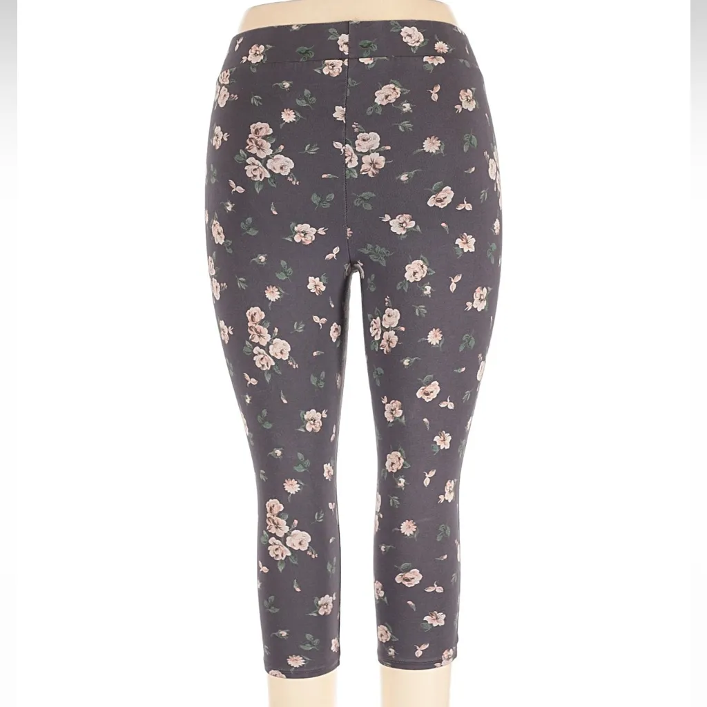 Torrid Capri Legging Cynthia Rose Toss Floral Print Plus Size 1X Sporty Yoga - Image 3