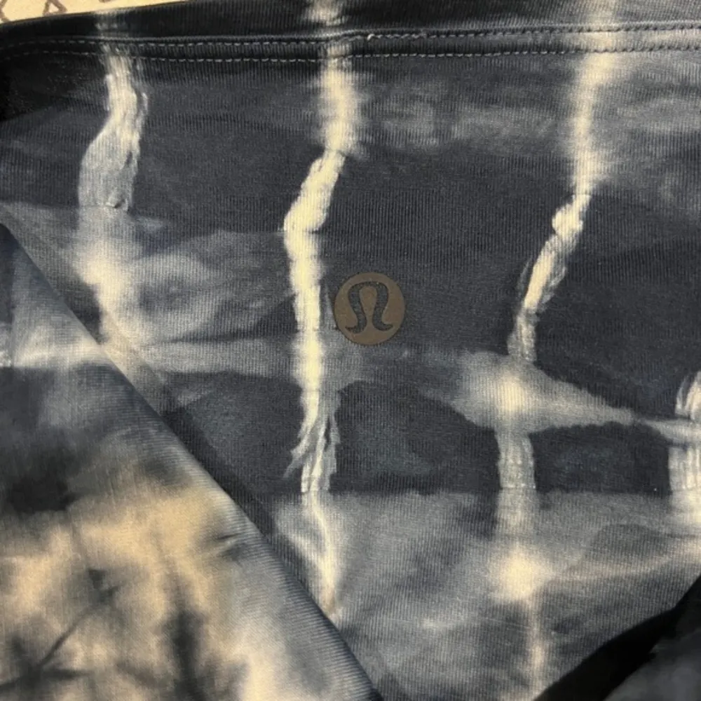 Lululemon Back in Action Long-sleeved Tie Dye Shirt‎ Women's Size M Blue/White - Image 6