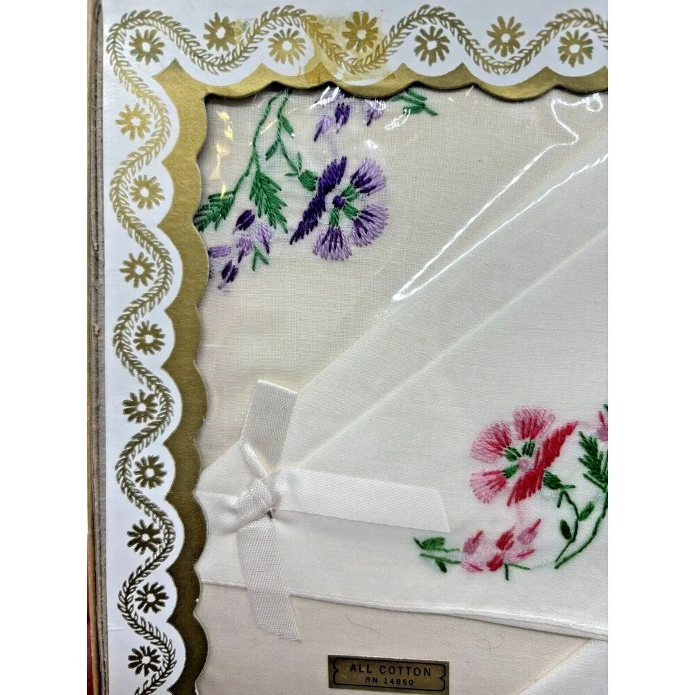 3 Vtg Ladies Handkerchiefs NIB Embroidered Floral Designs Boxed Hanky NIB - Image 5