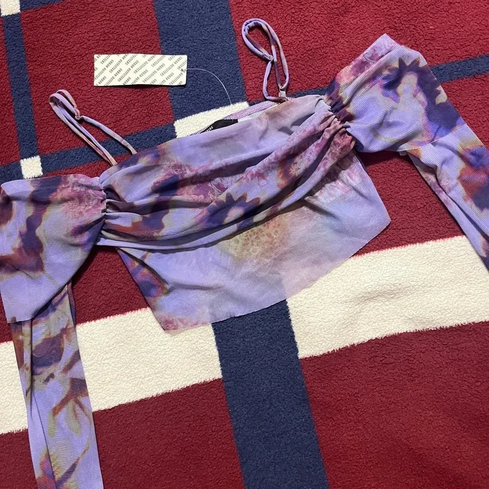 Bella Cold-Shoulder purple Cropped Top 
Urban Outfitters Silence + Noise  S - Image 2