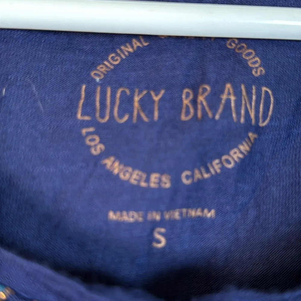 Lucky Brand Blue Metallic Gold Feather Scoop Neck Cap Sleeve Shirt Size Small - Image 5