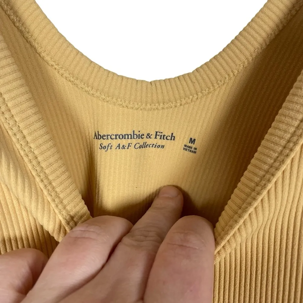 NWOT  Seamless Ribbed Scoop Neck Bodysuit Beige Size M - Image 3