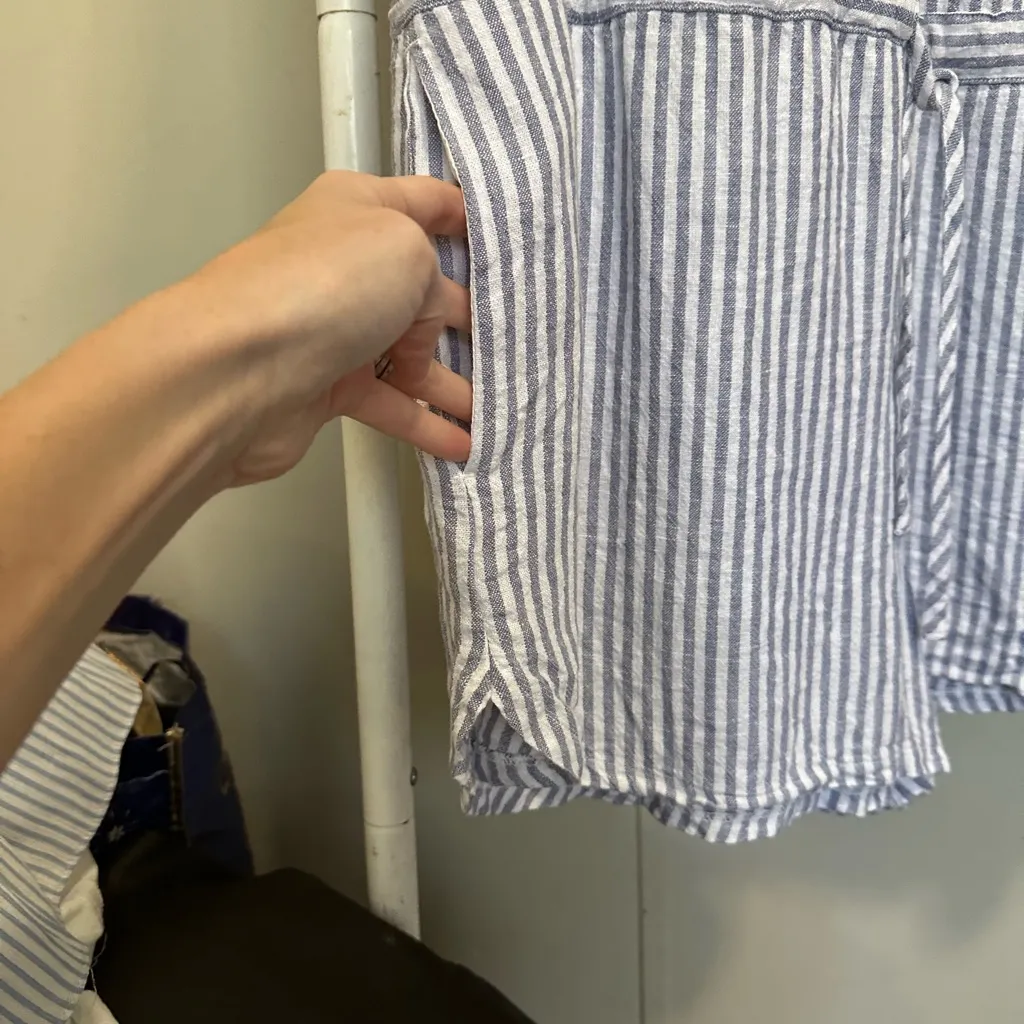 Universal Threads Universal Thread White and Blue Linen Blend Striped Shortsleeve Romper sz large - Image 4