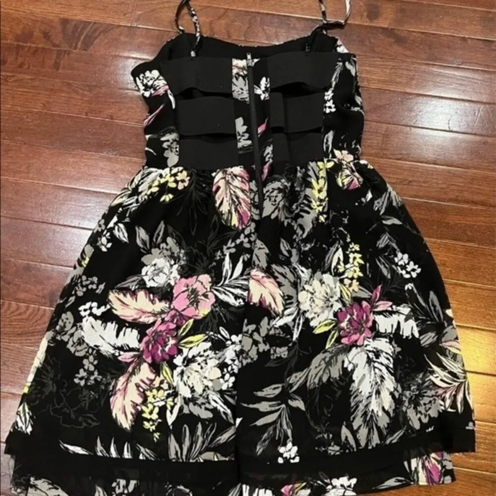 Beautiful Banded Back Black Floral Dress With Adjustable Straps Size 7 - Image 7