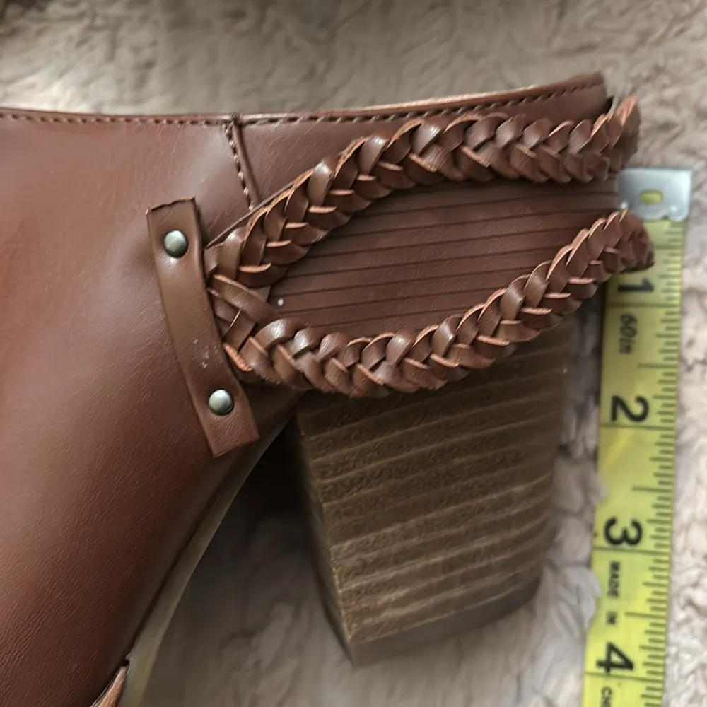 HALSEY shoes in size 8.5 • dv8 - Image 4