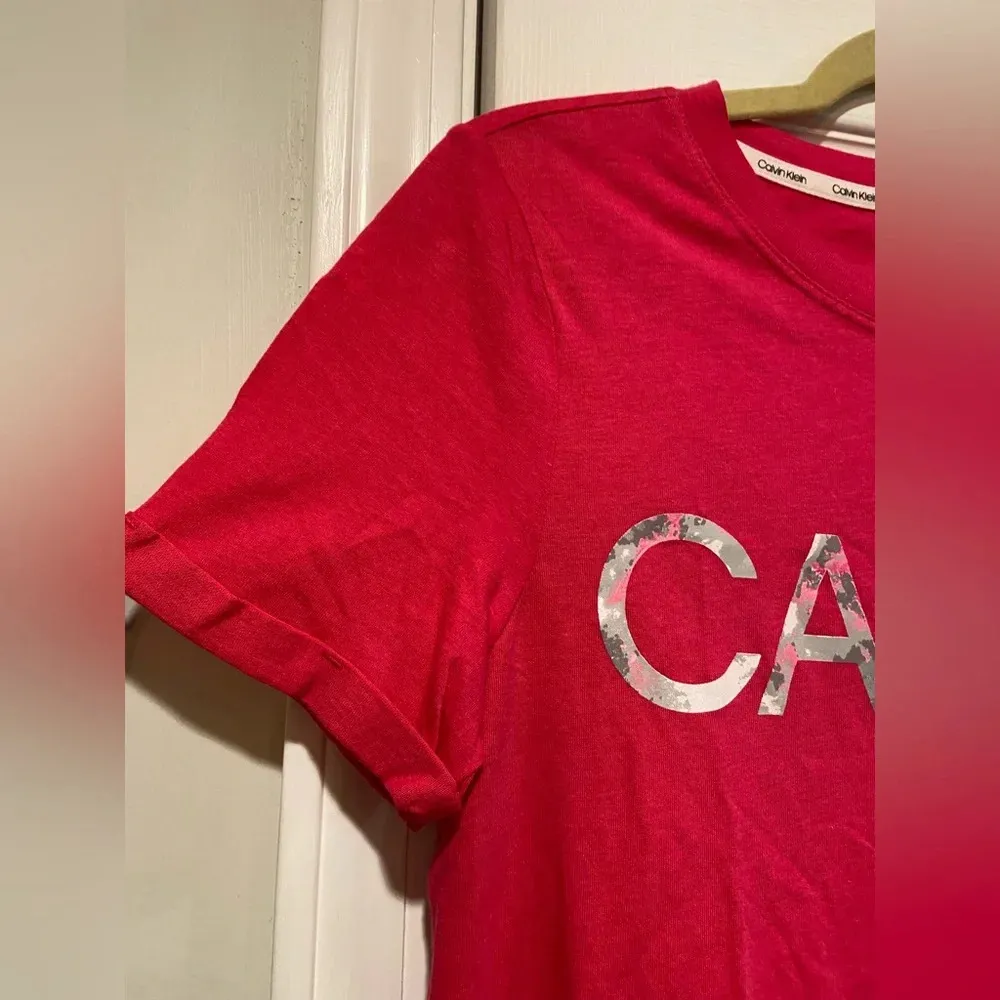 NWT Calvin Klein Pink Short Sleeve Camo Logo Tee Shirt Split Hem Soft Size XS - Image 5