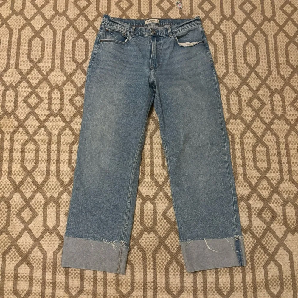 Abercrombie Light Wash Mid Rise Baggy Cuffed Jean W31 Regular - Image 2