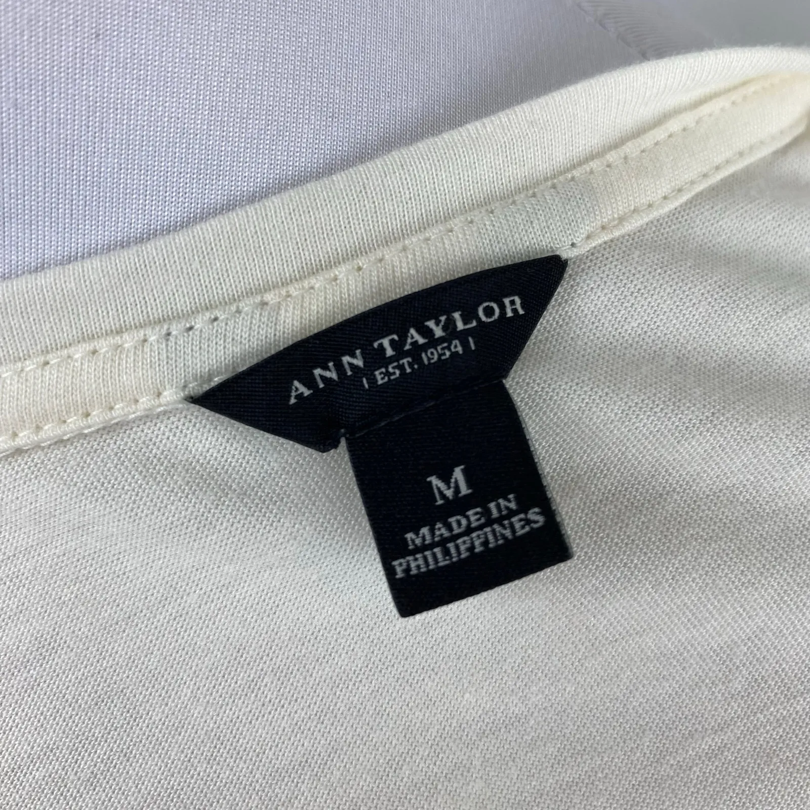 Ann Taylor Ivory Bow Embellished Short Sleeve Tee Shirt Medium - Image 7