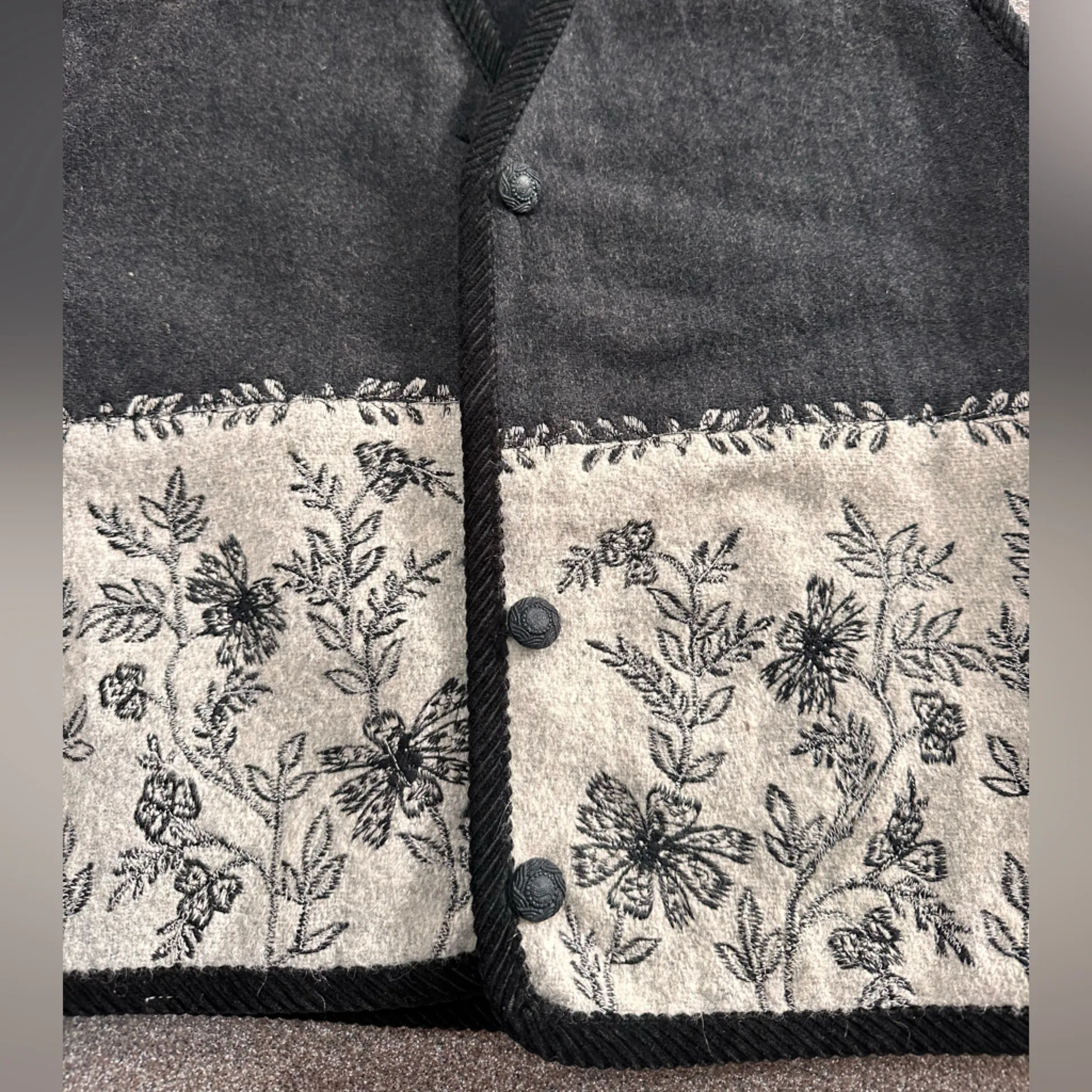 Paul Harris Design vintage wool vest with floral embroidery in black and gray. Size M - Image 7