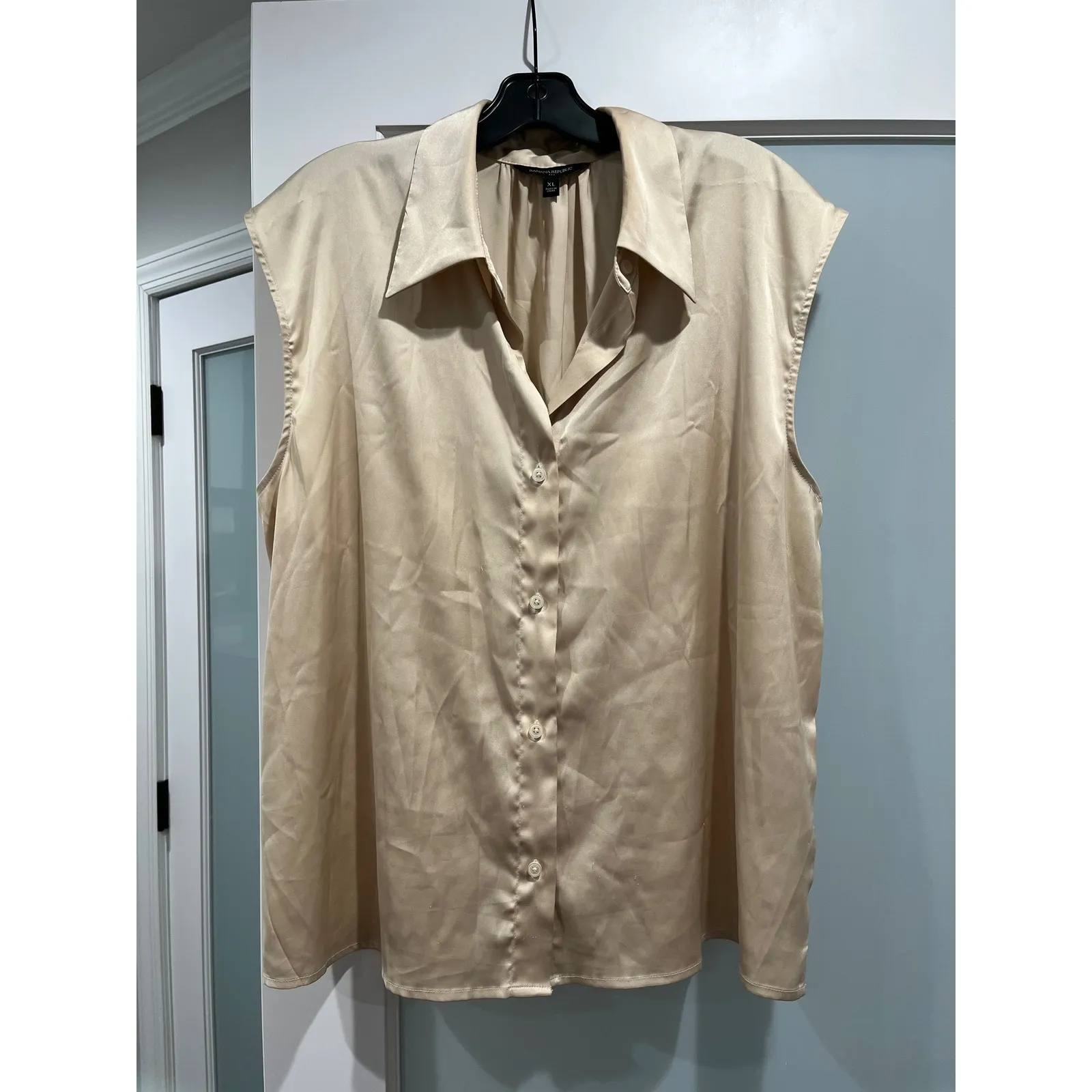 Banana Republic Women's XL Beige Sleeveless Collared Button‎ Down Shirt Top - Image 2