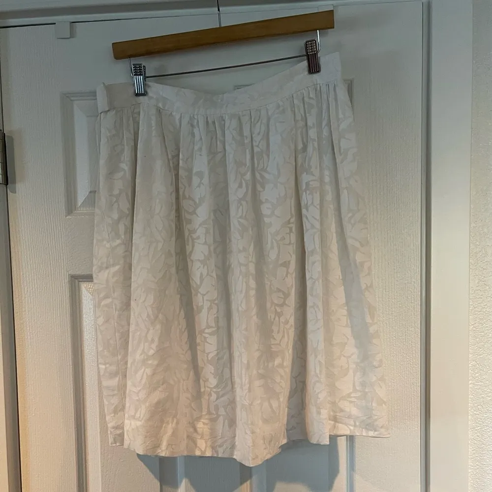 Elegant Cream Skirt - Image 5