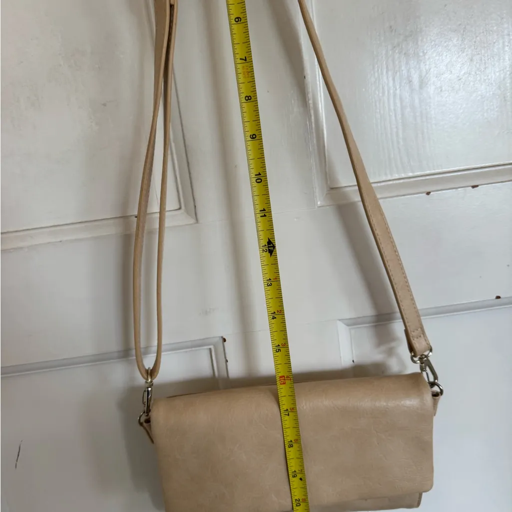 Beis The Travel Wallet Bag in beige vegan leather. - Image 10