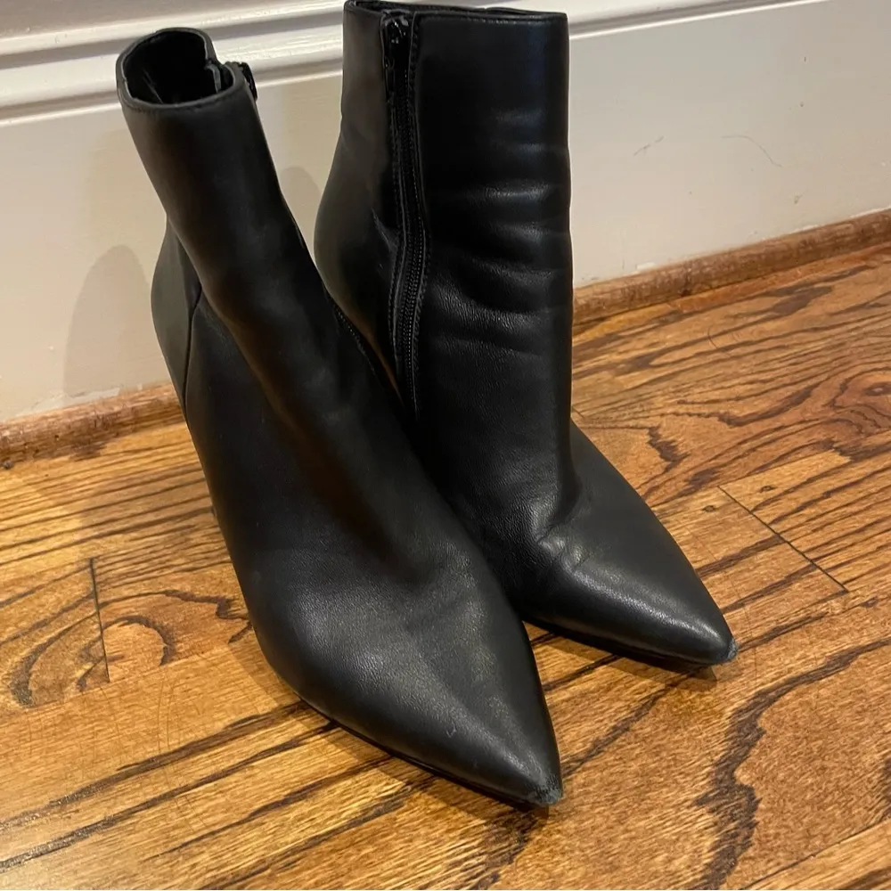 Steve Madden Black Heeled Boots Sleek Leather Design - Image 2