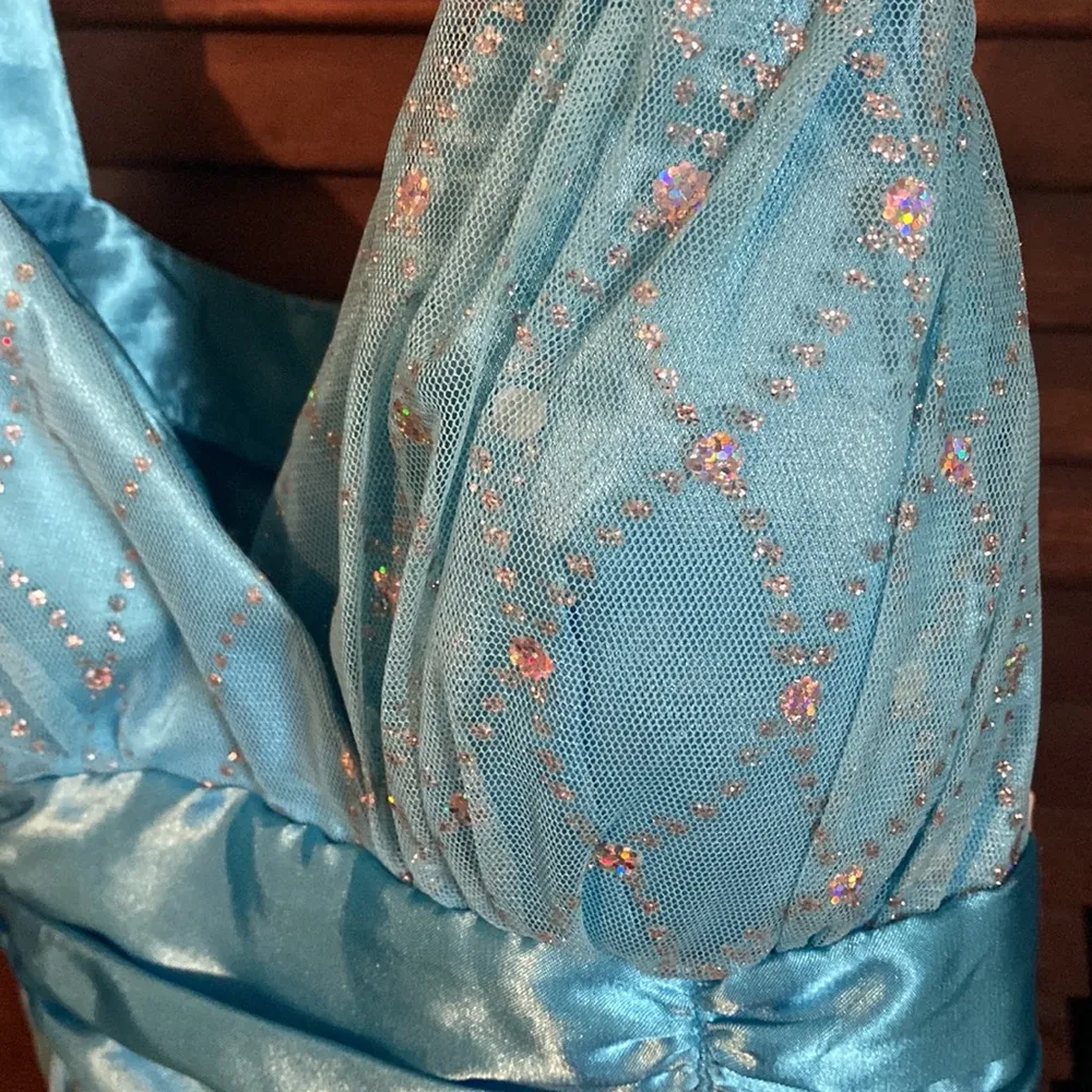 Beautiful sky blue and silver formal/pagent dress Size 6 - Image 2