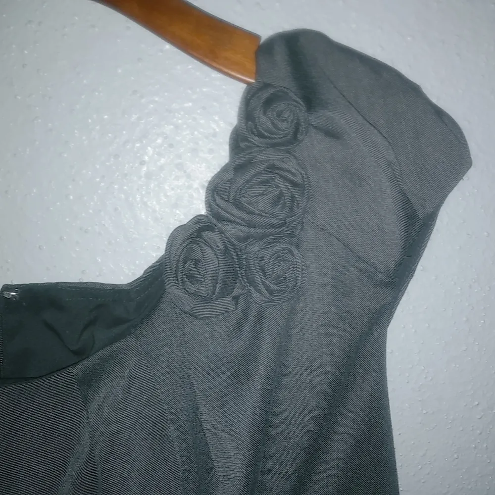 Jones Studio 18W Capped Sleeve Roses Shift Mini Dress in Graphite Gray - Image 2