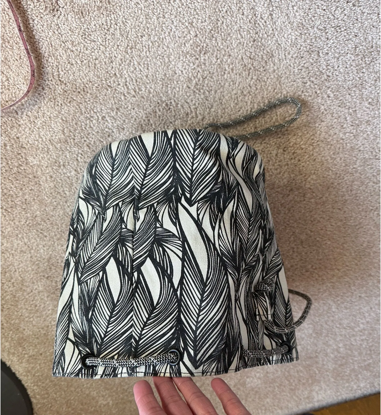 Kavu Black & Off White Ink Leaf Drawstring Bucket Bag - Image 6