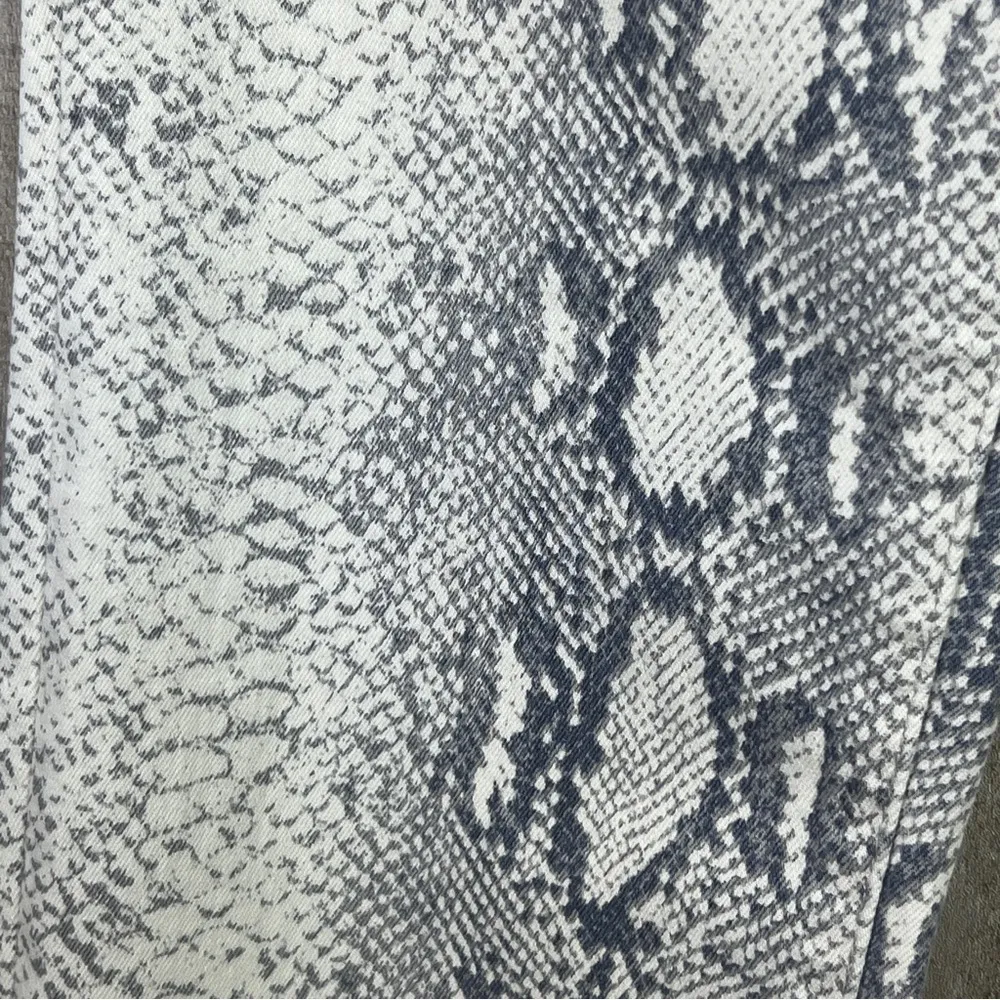 Joe’s Size 26 The Luna High Rise Cigarette Leg Jean In Pristine Snake w/… - Image 3