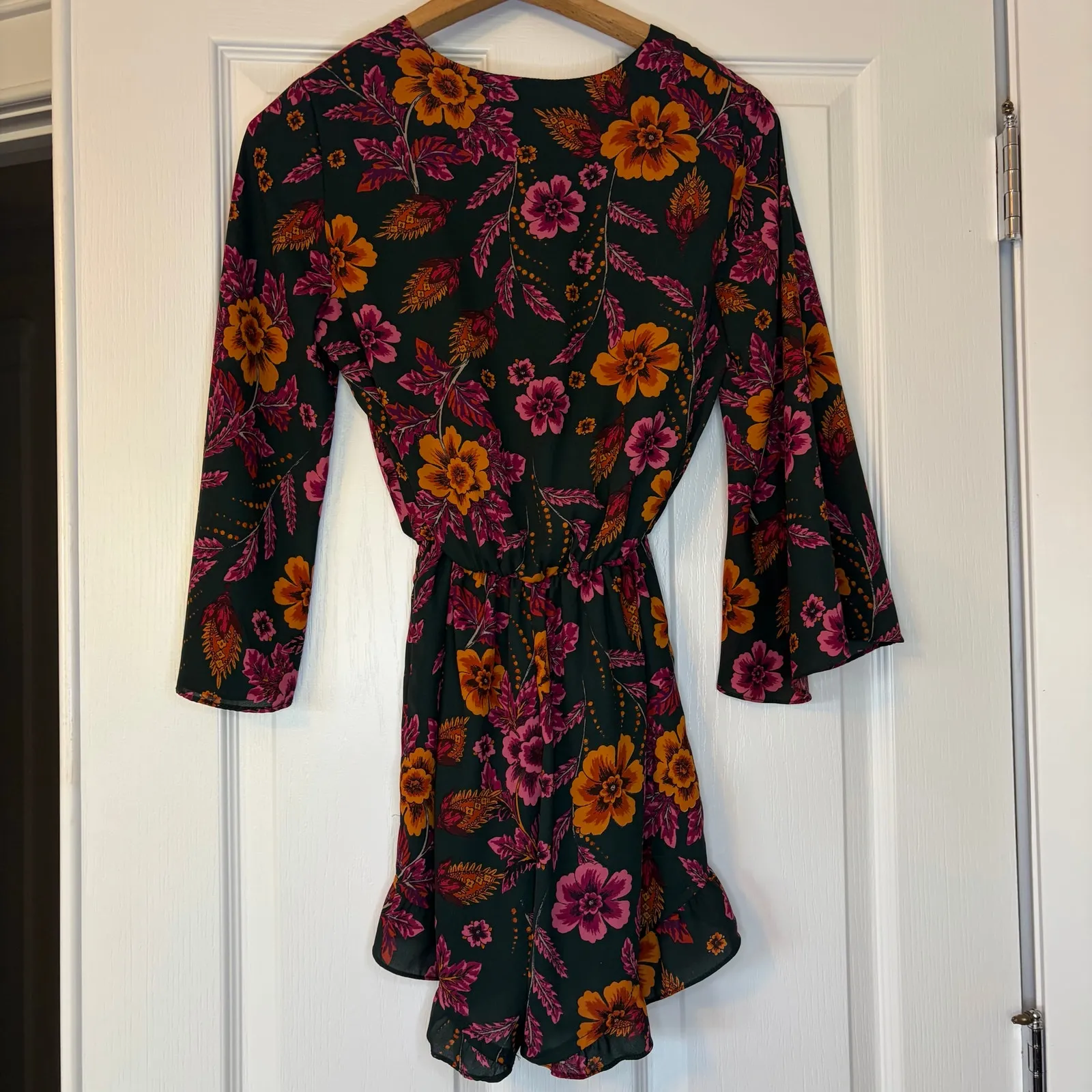 Everly women’s green 3/4 flare sleeve romper. Pink orange floral.  70s vibe. S - Image 2